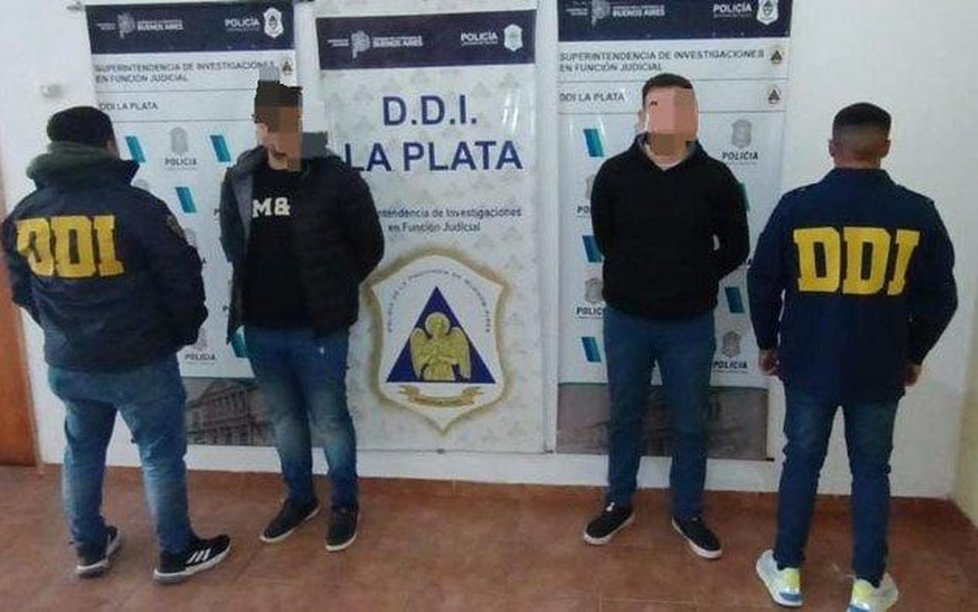 Los detenidos, de 37 y 41 años, son padre y tío de la víctima, a quien abusaban en su casa de Berisso. Los detenidos, de 37 y 41 años, son padre y tío de la víctima, a quien abusaban en su casa de Berisso.