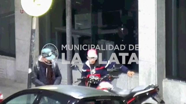 video: intentaron robar una moto en pleno centro de la plata, quedaron filmados y terminaron detenidos