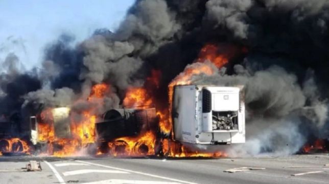 video: impresionante incendio de dos camiones tras un triple choque con una camioneta