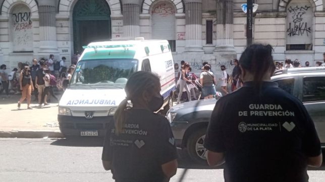 tension frente a una escuela de la plata: una mama se descompenso y tuvo que ser asistida