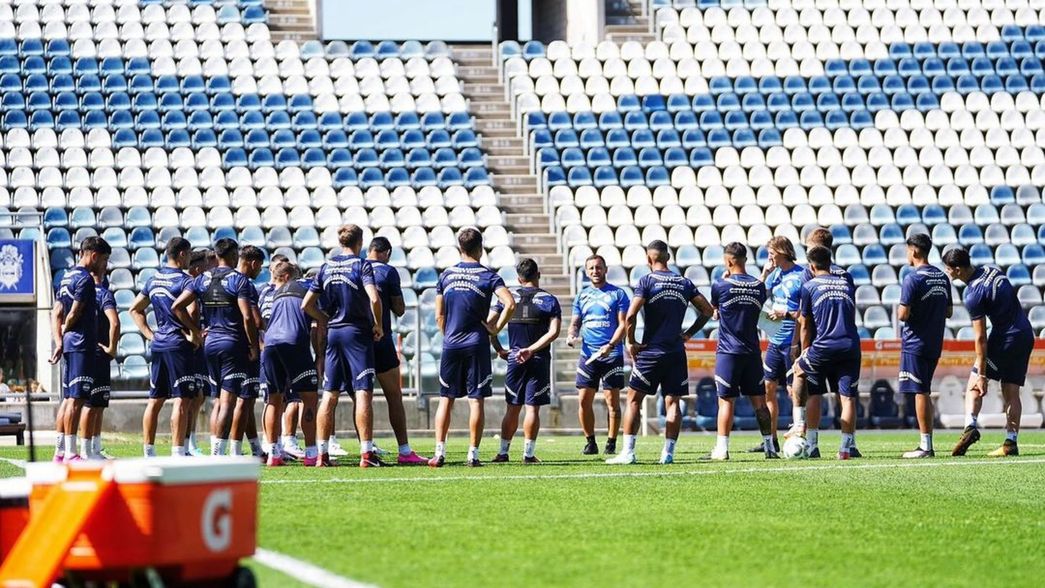 Se fue de Gimnasia por la puerta de atrás y ahora volvería a dirigir en el fútbol argentino