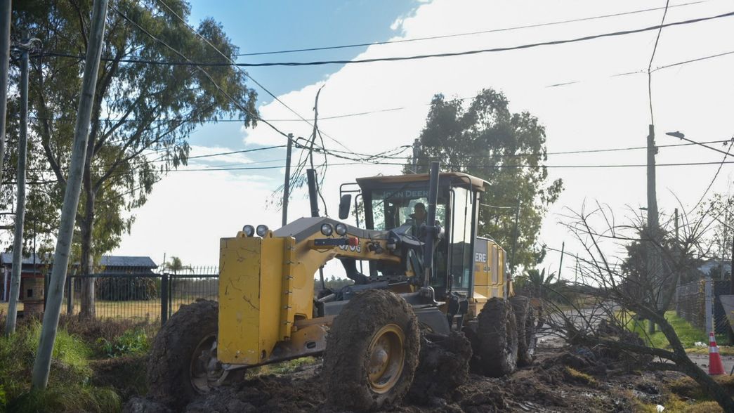 Intervienen una calle clave de un barrio de La Plata para mejorar la circulación y el drenaje de agua