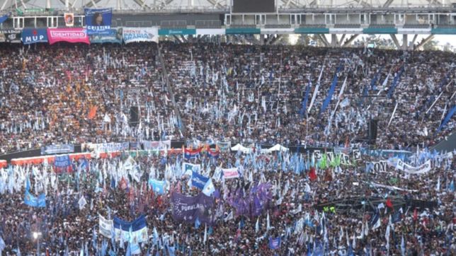 la foto del alineamiento de los gremios que dejo el acto de cristina en la plata