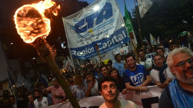 vecinos, politicos y sindicalistas marcharon en la plata contra la suba de tarifas