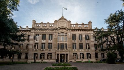 El Colegio Nacional anunció que no habrá clases por la muerte de un querido nodocente