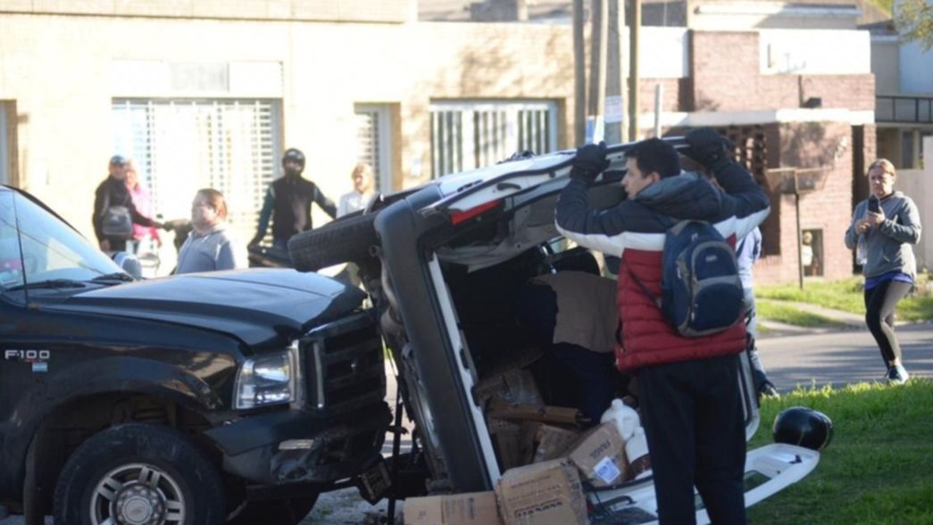 Ramblas por arriba y fuerte choque: viernes accidentado en La Plata
