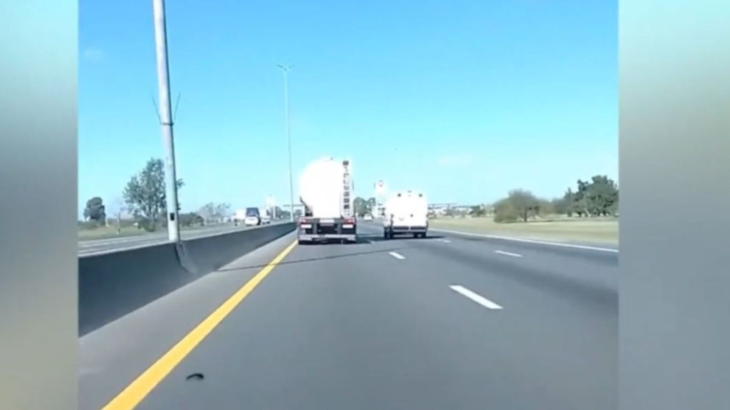 Un verdadero animal: filman a un camión cisterna manejando a 130 km/h por la Autopista
