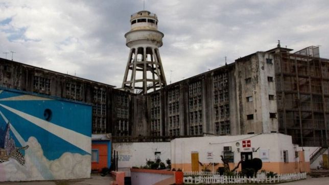 mas de 900 presos llevan adelante una huelga de hambre en cuatro carceles de la plata
