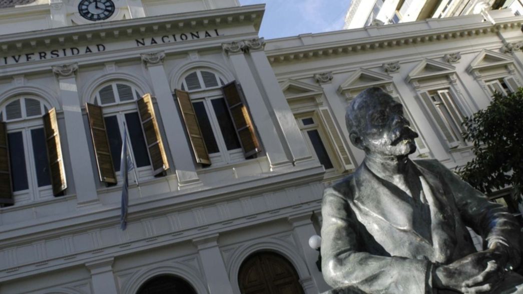 Los docentes de la UNLP aceptaron el aumento salarial del 35%