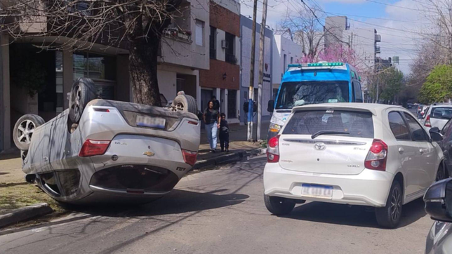 espectacular choque y vuelco en barrio norte termino con una mujer herida