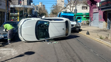 Se quedó dormido al volante, chocó un auto estacionado y volcó en 12 y 62