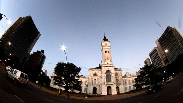 crece el conflicto por las placas de excombatientes de malvinas removidas del palacio municipal