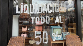 un local de compra y venta de la plata anuncio su cierre y liquidara todo al 50%