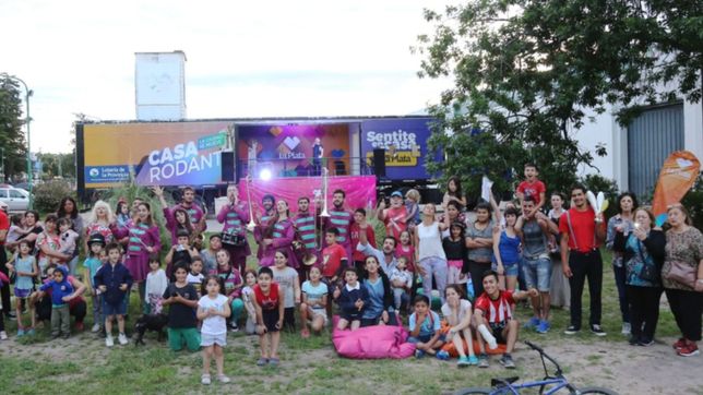 la plata arranco los festejos de su cumpleanos con un escenario y shows itinerantes