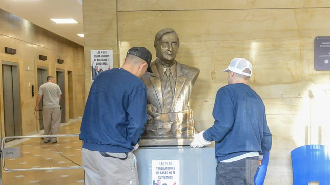 el gobierno retiro el busto de nestor kirchner del edificio de anses tras la condena a cristina kirchner