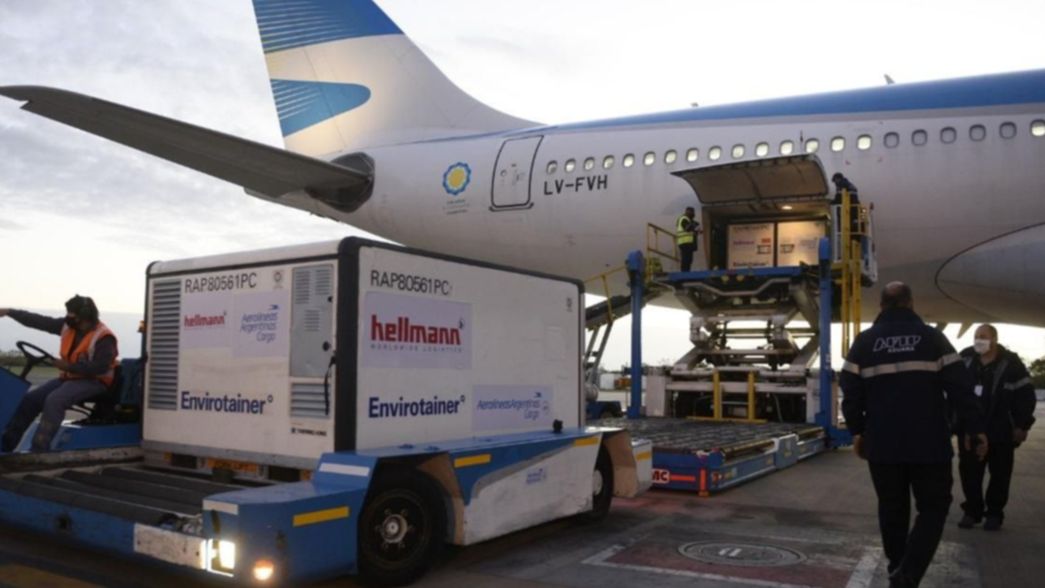 Llegó el segundo vuelo de Aerolineas Argentinas con 371.200 dosis de vacunas Sinopharm