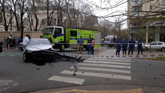 dos autos chocaron, destrozaron un transformador y dejaron a varios edificios sin luz