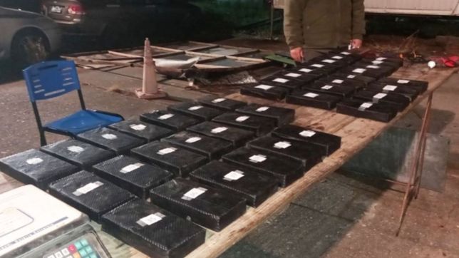 video: traian 43 kilos de cocaina a la plata en el guardabarros de una camioneta