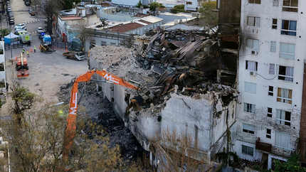 Con maquinaria extra y más ritmo, así avanza la demolición del depósito en La Plata