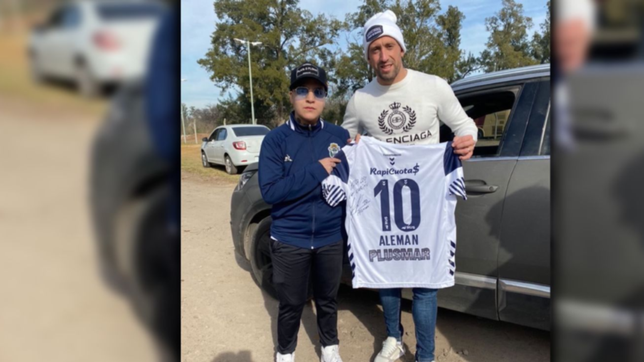 regalo de 10 a otro 10: brahian aleman firmo la camiseta del lobo para lionel messi