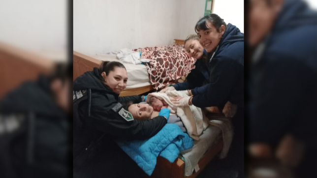 tres policias asistieron el parto de una mujer en la plata y la ayudaron a dar a luz en su casa