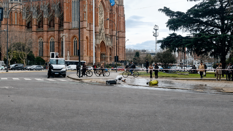 Murió el hombre que se descompensó manejando y chocó contra un caño en Plaza Moreno