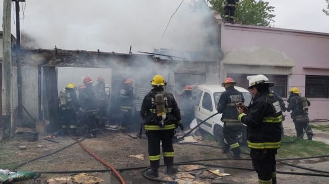 un incendio arraso por completo una casa en ensenada y un hombre tuvo que ser internado
