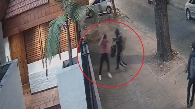 golpes y amenazas en la plata durante un violento ataque de motochorros