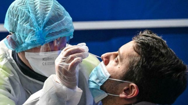 el gobierno analiza modificar el tiempo de aislamiento para los contactos estrechos