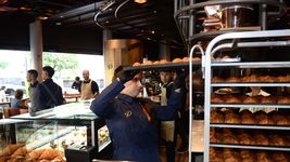 la historica paris confiteria reabrio sus puertas en la tradicional esquina de 7 y 49 la historica paris confiteria reabrio sus puertas en la tradicional esquina de 7 y 49
