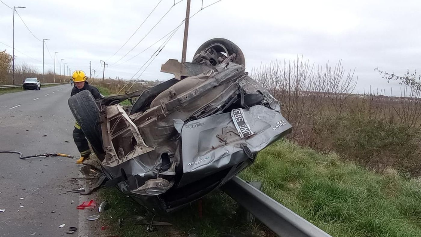 Choque y vuelco en berisso (4).jpeg