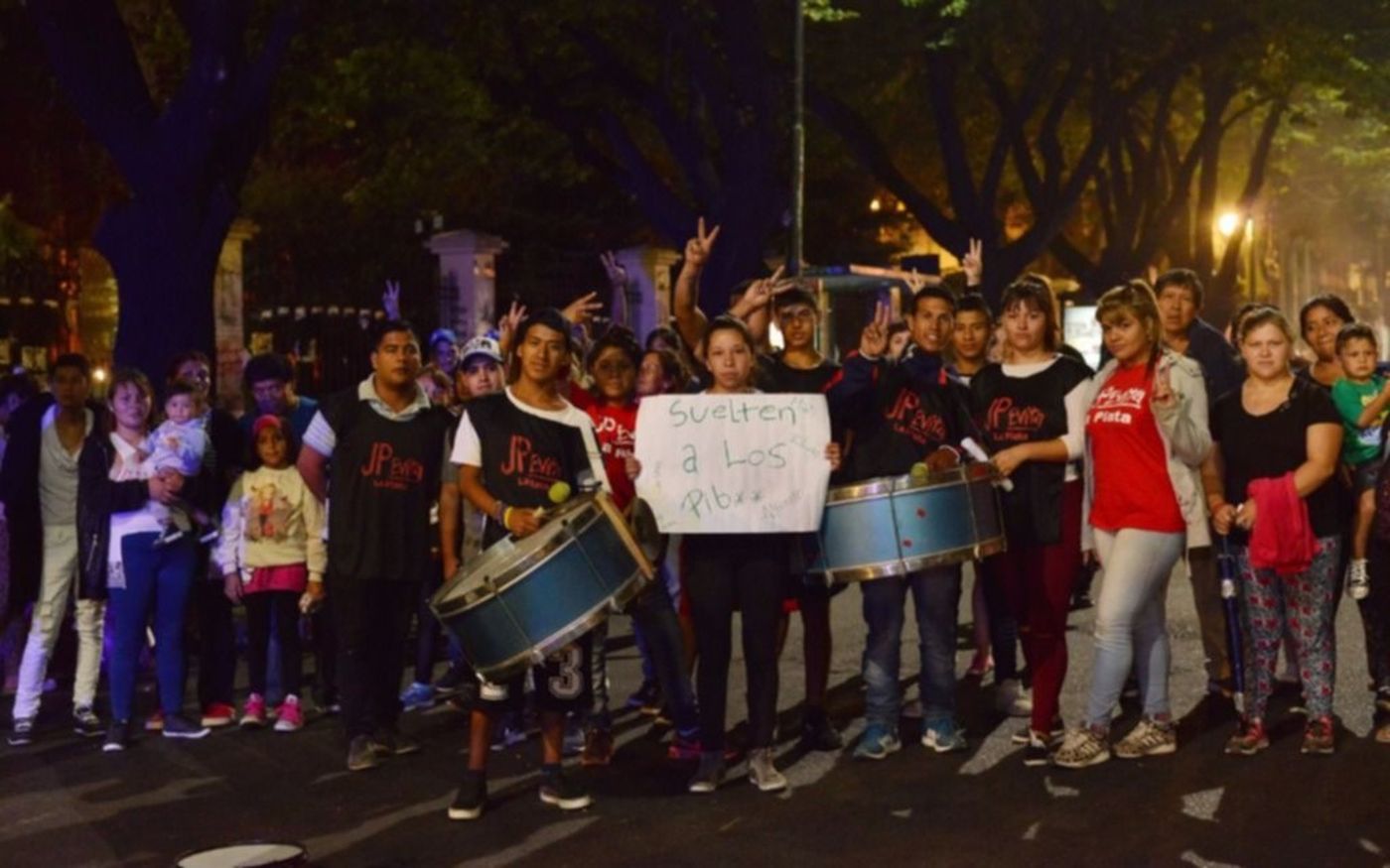 Habitantes del barrio Néstor Kirchner de Melchor Romero marcharon a La Plata para pedir la libertad de los hermanos injustamente detenidos.