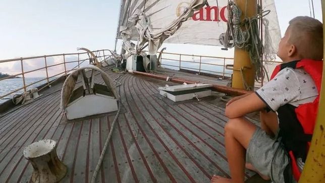 compraron un barco, dejaron su vida en la plata y viven en el mar: asi es mas barato