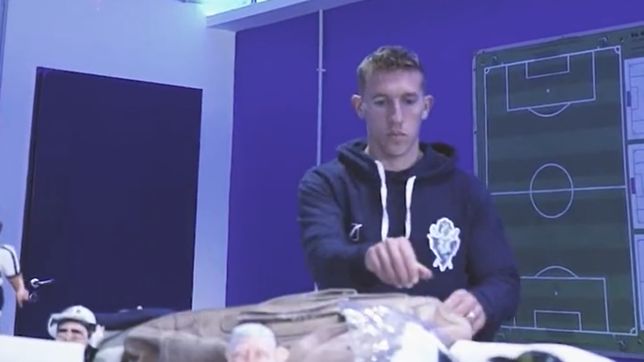 gimnasia sale a la cancha vestido con su historia