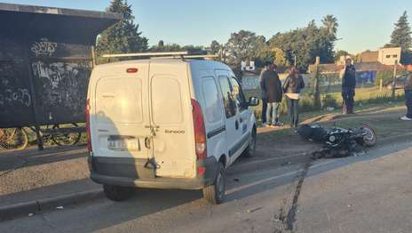 Un motociclista sufrió un grave accidente y se encuentra luchando por su vida