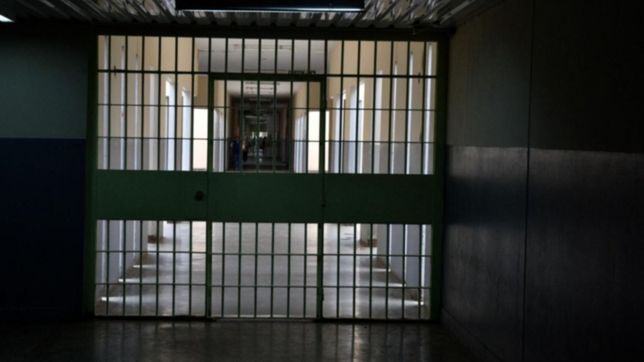 ordenan a una carcel de la plata aplicar tecnologia para erradicar practicas humillantes