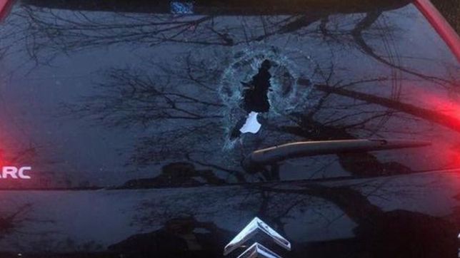 video: asi rompen a palazos los vidrios de los autos estacionados en city bell