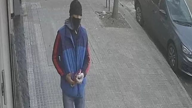 amenazo a la empleada de una panaderia platense, le robo 10.000 pesos y quedo filmado