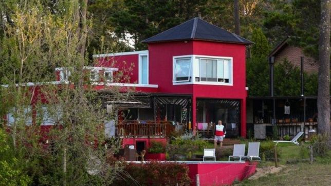 volvio a su casa de verano, descubrio que la usurparon y hasta la pintaron de otro color