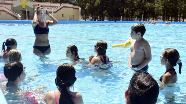 con clases de natacion y gimnasia en el agua, arranco el programa ?aprendiendo a nadar?