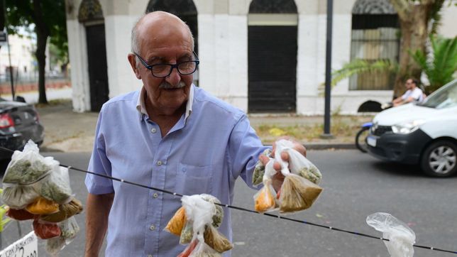 un jubilado de la plata vende condimentos en la calle porque no llega a fin de mes