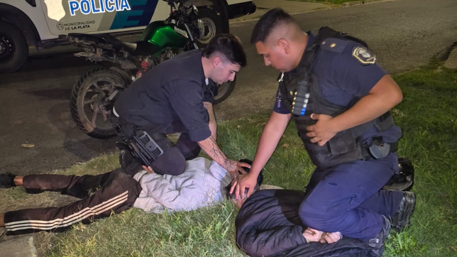 se negaron a parar en un control, los detuvieron tras una persecucion y uno de ellos tenia un arma de juguete