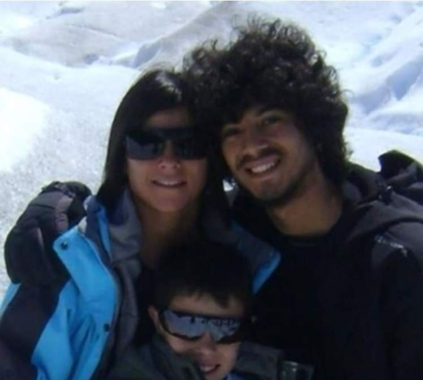 Lucas Lencina con la mamá y el hermano.jpeg