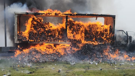 fuego, humo y desvios por la banquina de la autopista por el incendio de un camion fuego, humo y desvios por la banquina de la autopista por el incendio de un camion