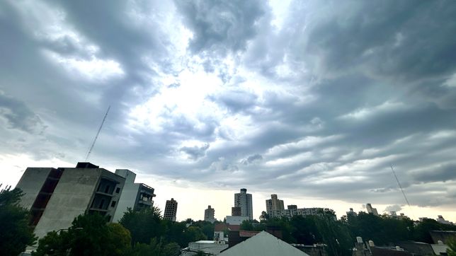jueves nublado en la plata y con amenaza de tormentas y chaparrones