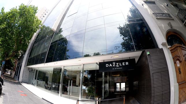 un hombre fue hallado inconsciente en el hotel dazzler, murio  e investigan que fue lo que paso
