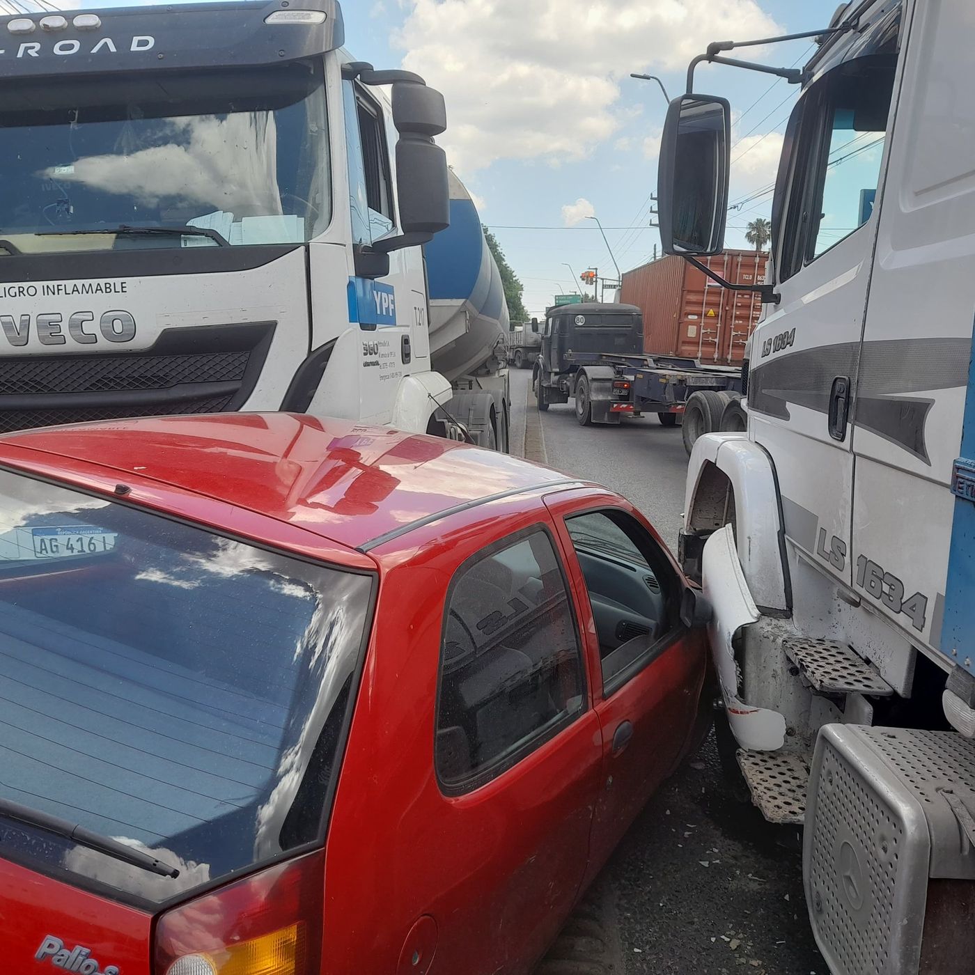 El Fiat Palio quedó entre dos camiones tras el choque en el límite entre La Plata y Ensenada
