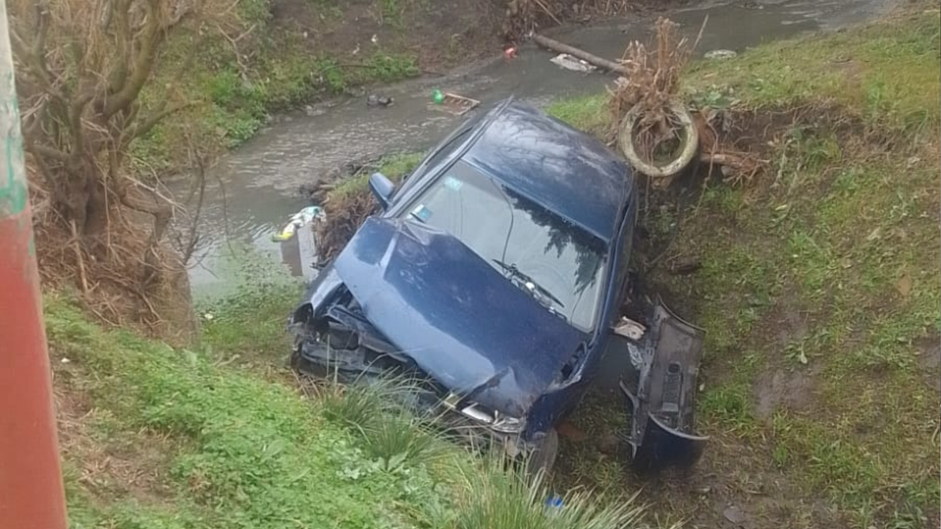 Un joven perdió el control del auto y cayó en un zanjón en un barrio de La Plata