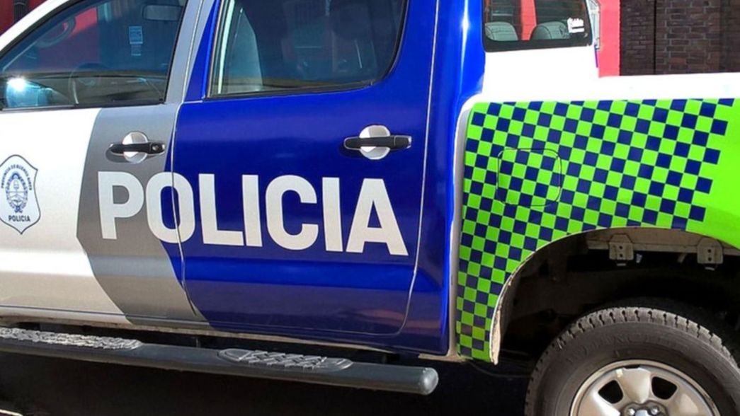 Lo despertaron a golpes, le robaron 25 mil pesos y escaparon en su auto
