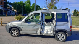 fuerte choque entre una moto y una camioneta en la plata deja a una joven en grave estado